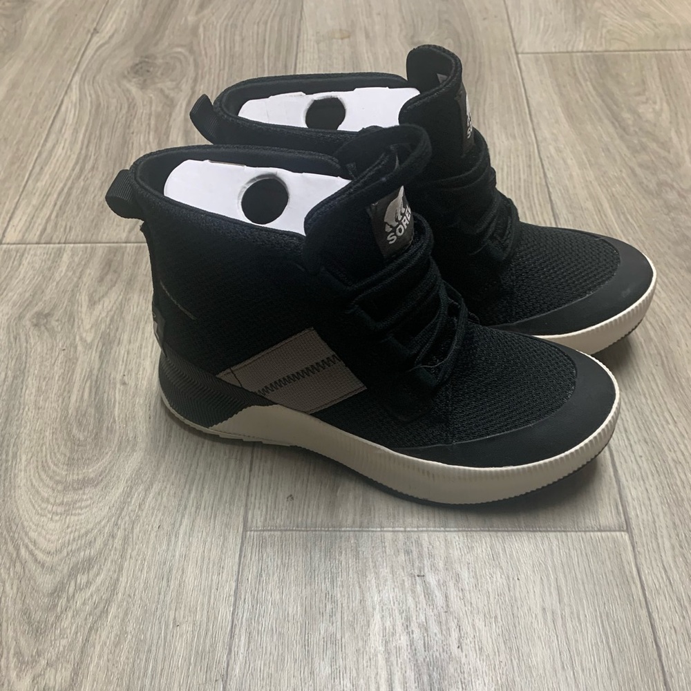 Women’s sorel black comfort sneakers